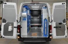 01_Crafter für Hebebühnen mit Laderaumverkleidung aus Riffelaluminium und Stahl