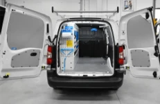 01_Der von Syncro an nur einer Wand eingerichtete Fiat Doblò L2H1 eines Elektrikers