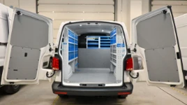 01_Einrichtung an drei Wänden für den T01_Einrichtung an drei Wänden für den Transporter T6 für Verkauf und Reparatur von Espressomaschinenransporter T6 für Verkauf und Reparatur von Espressomaschinen