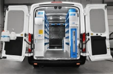 01_Für die Instandhaltung von Baumaschinen ausgerüsteter Ford Transit L2H2