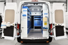 01_Für Industrieanlagen ausgestatteter Ford Transit mit Einrichtungen an allen drei Wänden