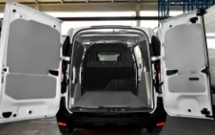 01_Kompakttransporter Renault Express Van mit Bodenplatte und Laderaumtrennwand aus Multiplexplatten mit Marmor-Optik von Syncro System