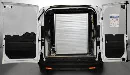 01_Laderampe der Serie Light mit Schwenkvorrichtung in dem von Syncro System eingerichteten Fiat Doblò