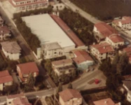 01_Luftaufnahme des ehemaligen Werks von Syncro System in San Zeno, südlich der Grundschule