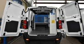 01_Opel Vivaro mit Einrichtung an zwei Wänden
