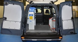 01_Renault Kangoo mit Einrichtung für elektrische Anlagen nur an der linken Wand