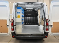 01_Renault Master 2010 L1H1 mit Einrichtung für einen Sanitär- und Heizungsinstallateur an nur einer Wand