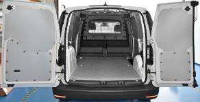 01_Schutz des VW Caddy 2021 mit den Laderaumverkleidungen von Syncro