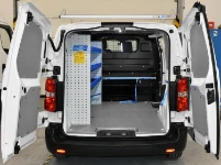 01_Toyota Proace mit Einrichtung an nur einer Wand und Grundträgern auf dem Dach