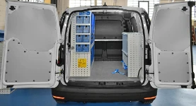 01_Volkswagen Caddy mit verschieden hohen Einrichtungen an der rechten und linken Wand