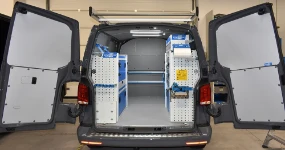 01_Volkswagen Transporter L1H1 für Elektriker mit Lösungen von Syncro für optimale Arbeitseffizienz