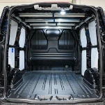 01_Von Syncro ausgestatteter Ford Custom einer Wäscherei mit Kleiderstangen mit Kleiderbügelsicherung