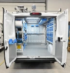 01_Von Syncro für einen Elektriker eingerichteter Fiat Ducato L2H1 mit platzsparendem Möbel