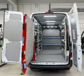01_Von Syncro für einen Fensterbauer eingerichteten Mercedes Sprinter 2018 L2H2 mit Laderampe (1)