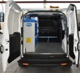 01_Von Syncro System mit Möbeln und verschiedenem Zubehör eingerichteter Fiat Doblò