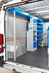 02a_Linke Wand des Ducato mit Einrichtung neben der Laderaumtrennwand und über die ganze Länge reichender Langgutwanne