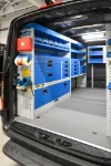 02a_Linke Wand des Sprinter mit Schubladen, Regalwannen, Schraubstockhalter und verschiedenem Zubehör