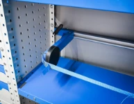 02_Detail des doppelten Befestigungssystems mit Klemmhebel mit extra hoher Spannkraft und Spanngurt 