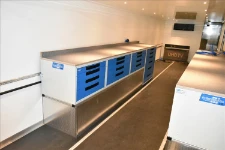 02_Linke Seite mit Werkstattecke in dem von Syncro System eingerichteten Sattelzug