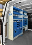 02_Linke Wand des Custom L1H2 mit Regalwannen, Schubladen und Kofferfixierung