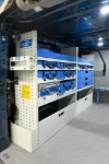 02_Linke Wand des Custom mit Kofferauszügen, Schubladen, Regalwannen von Syncro