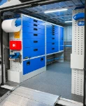 02_Linke Wand des Ducato mit Metallschubladen und ausziehbarem Schraubstockhalter von Syncro