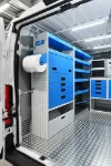02_Linke Wand des Ducato mit Metallschubladen und Regalwannen