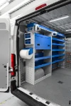02_Linke Wand des Ducato mit Regalwannen, Langgutwanne, Zubehör