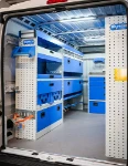 02_Linke Wand des Fiat Ducato mit Schubladen, Regalwannen, Kofferfixierung und Zubehör