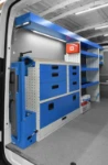 02_Linke Wand des Maxus eDELIVER9 mit Werkbank aus Holz mit Marmor-Optik