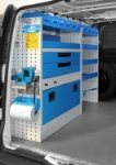 02_Linke Wand des Mercedes Vito mit geschlossenen Fächern, Regalwannen und Fachböden mit Sichtlagerkästen