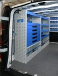 02_Linke Wand des NV300 mit Schubladen, Regalwannen und Zurrgurten