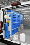 02_Linke Wand des Opel Movano mit Schubladen und klappbarem Schraubstockhalter