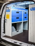 02_Linke Wand des Proace City mit Regal und Schubladen von Syncro