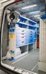 02_Linke Wand des Sprinter mit Schubladen und Regalwannen