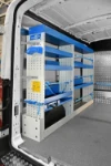 02_Linke Wand des Transit mit Regalwannen und Zurrgurten