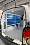 02_Linke Wand des Transporter L2H2 mit durchsichtigen Kleinteilemagazinen Multibox