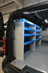 02_Linke Wand des Vivaro mit Regalwannen und Ladungssicherungssystemen von Syncro