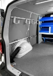 02_Linke Wand des VW Transporter: Laufschiene mit Ladungssicherungssystemen