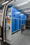 02_Linke Wand im Sprinter 2018 mit Schubladen, Fachböden und Regalwannen von Syncro
