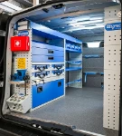 02_Linke Wand im Trafic mit ausziehbarem Schraubstockhalter, Schubladen, Regalwannen, Sichtlagerkästen