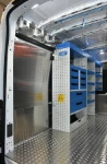 02_Transit mit Verkleidungen aus Aluminium und Holz