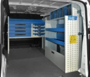 02_Vivaro für Elektriker mit freier linker Wand und Regalwannen an der rechten Wand