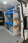 03a_Fachboden und Zubehör für die Ladungssicherung an der rechten Wand des Custom 2