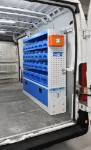 03a_Rechte Wand des Ducato mit Sichtlagerkästen auf Fachböden mit Profil