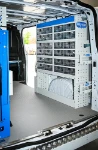 03_Kleinteilemagazin Multibox an der rechten Wand des Custom mit 24 durchsichtigen Behältern