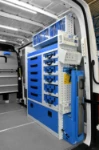 03_Rechte Seite des VW Crafter mit Metallkoffern und Metallschubladen, Zubehör und klappbarem Schraubstockhalter