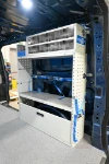 03_Rechte Wand des Custom mit Ablage mit Verzurrzubehör und durchsichtigen Kleinteilebehältern