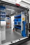 03_Rechte Wand des Ducato mit klappbarem Schraubstockhalter, Regalwannen, Koffern