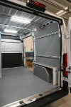 03_Rechte Wand des Ducato mit kompletter Laderaumverkleidung und Ablage